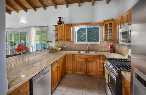 Peterborg House | 3BR with amazing views, only 5 min from Magen's Bay!