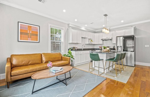 Dorchester Apartment | 3BR2BA Retreat - 2min to Savin Hill Station
