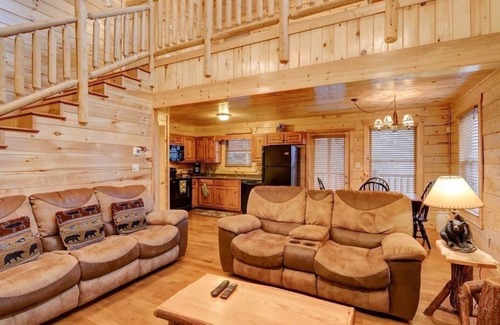 Pigeon Forge House | 3br3ba.Summer datesleft. Steps2pool.Close2DollywoodHot Tub, Game Room,Wifi