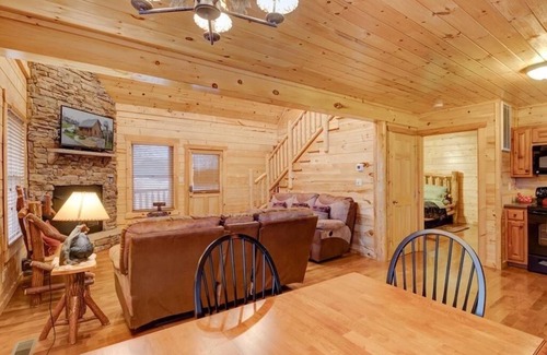 Pigeon Forge House | 3br3ba.Summer datesleft. Steps2pool.Close2DollywoodHot Tub, Game Room,Wifi
