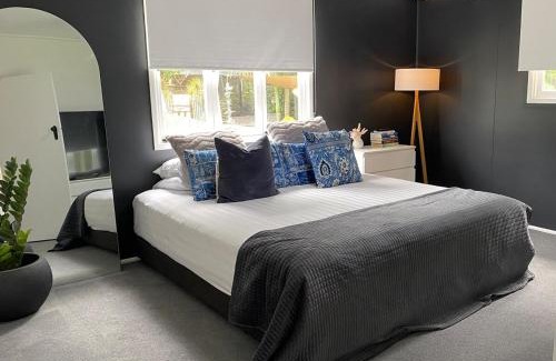 Burleigh Heads House | 3BRM Burleigh Beach Retreat - Walk to Cafes, Shops and Surf!