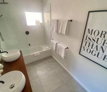Burleigh Heads House | 3BRM Burleigh Beach Retreat - Walk to Cafes, Shops and Surf!