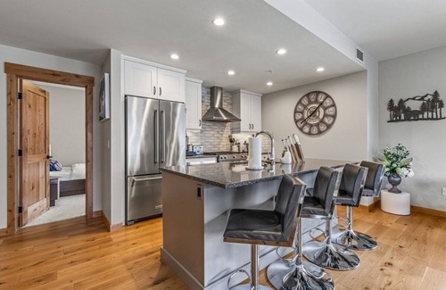 Canmore Condo | 3F 1600sf Corner 3BR/2BA in heart of Canmore