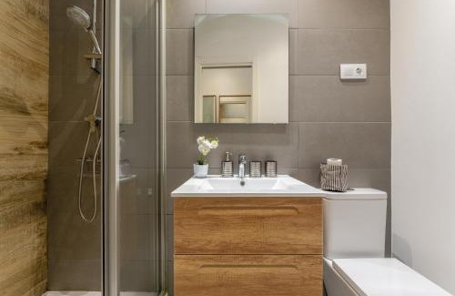 Golden Triangle of Art Apartment | 3min Walk - Retiro & Atocha - Luxury District and Desk