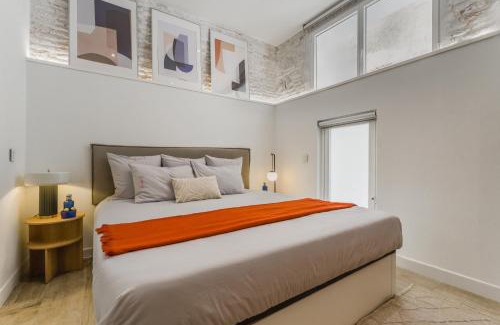 Golden Triangle of Art Apartment | 3min Walk - Retiro & Atocha - Luxury District and Desk