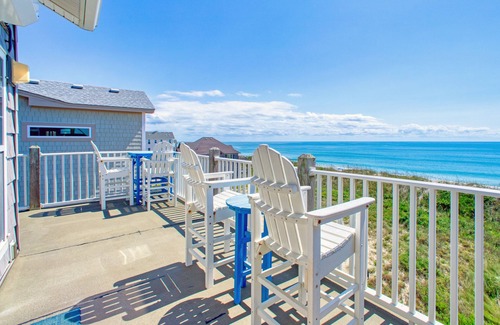 Hatteras Condo | 3rd-floor oceanfront condo with private deck, outdoor pool, hot tub - dog-friendly