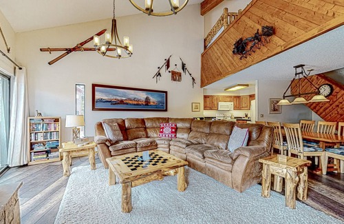 Historic District Condo | 3rd-floor ski-in/out condo with fireplace, hot tubs, & gym