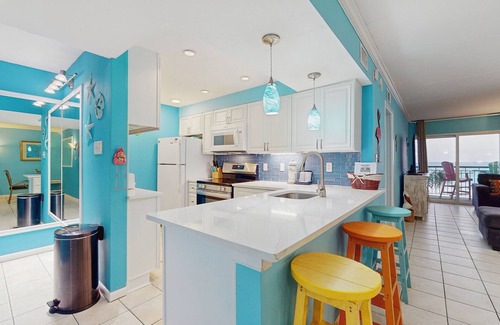 Fort Walton Beach Condo | 3rd-floor updated condo with Gulf-front views - short drive to shopping