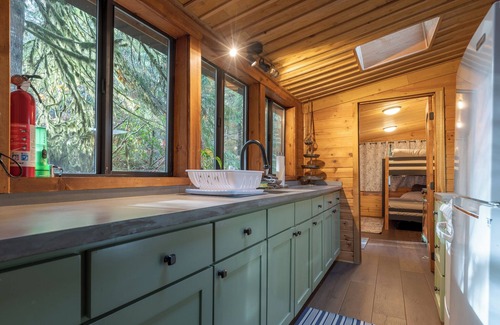 Rhododendron Cabin | 3rd night FREE! stay before 08/31 Hot-tub secluded,Creek close by,summer fun