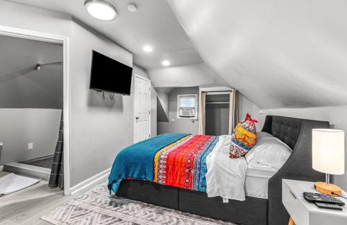 Detroit Apartment | 3rd Story Loft Islandview Pets Included with Free Parking!