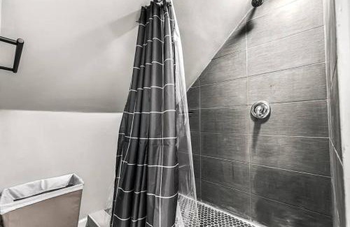 Detroit Apartment | 3rd Story Loft Islandview Pets Included with Free Parking!