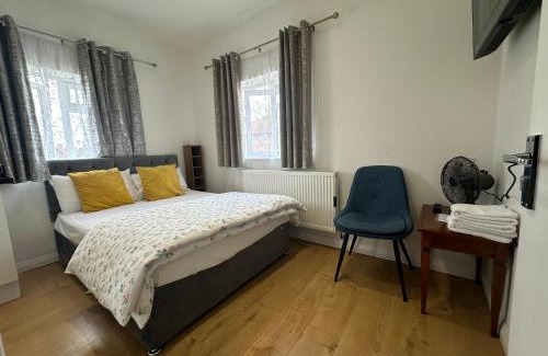 Downham House | 3rd Studio Flat With Private Toilet and Bathroom Setup For Family Enjoyment 134 Keedonwood Road Bromley