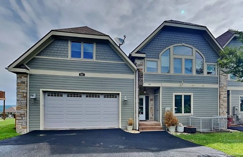 McHenry Villa | 4,000 sq. Foot Villa : 1/2 Mile to Slopes : 4 BR's w3 Master Suites : Game Room