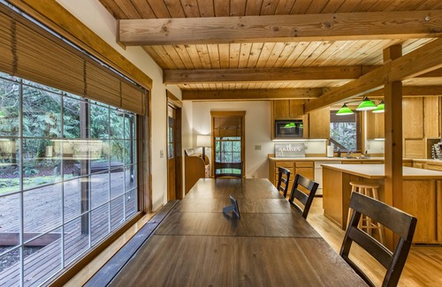 Glacier House | 4,000 sq ft Mt. Baker Ski Lodge, sleeps 21, walk to town, brand new hot tub