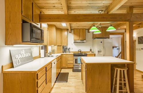 Glacier House | 4,000 sq ft Mt. Baker Ski Lodge, sleeps 21, walk to town, brand new hot tub