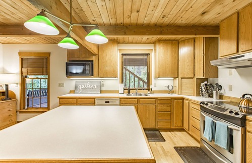 Glacier House | 4,000 sq ft Mt. Baker Ski Lodge, sleeps 21, walk to town, brand new hot tub