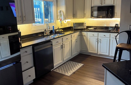 Bolton House | 4/3 Family Home minutes from all ATL attractions!