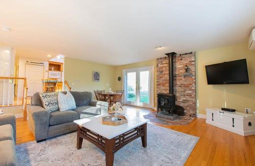 East Orleans House | 4-5 Min to Mill Pond or Nauset Beach