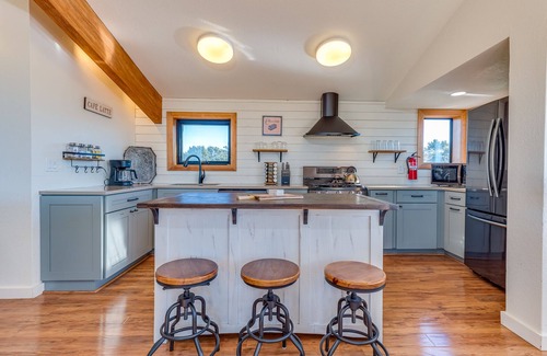 Warrenton House | 4-Acre Beach Farmhouse, hot tub, firepit, game room, 3 min walk to beach, slp 14