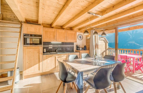 Champagny-en-Vanoise Apartment | 4* Apartment for 6, ski-in, mezzanine, Wifi