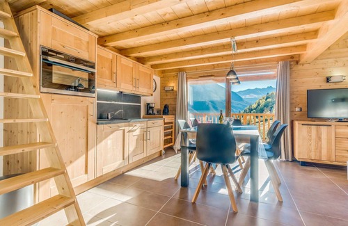 Champagny-en-Vanoise Apartment | 4* Apartment for 6, ski-in, mezzanine, Wifi