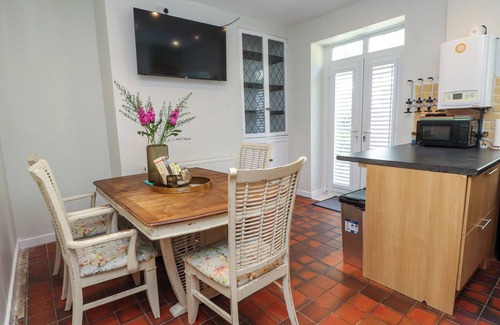 Llandudno Cottage | 4 BAY VIEW TERRACE, pet friendly, with a garden in Llandudno