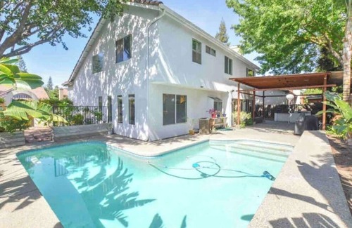 Clovis House | 4 bd 2.5 ba Near.Buchanan HS with pool; sleeps 11