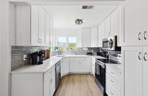 Weatherford House | 4-BD,2-BA Home Retreat, Laundry, Backyard