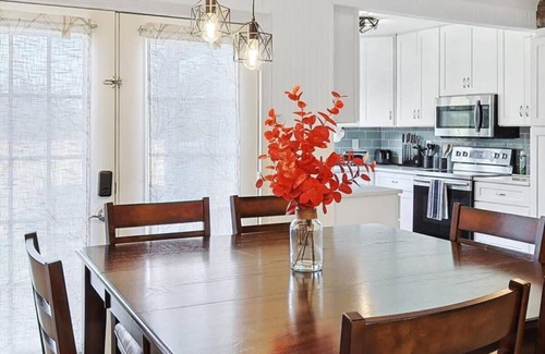 Weatherford House | 4-BD,2-BA Home Retreat, Laundry, Backyard