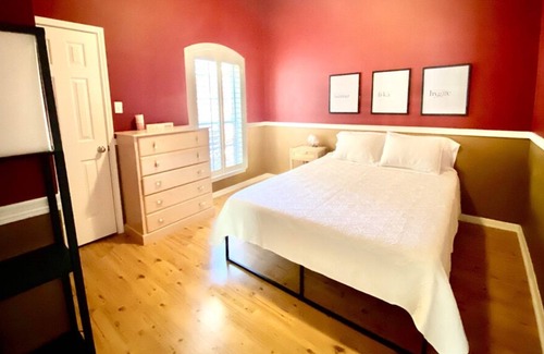 Temple House | 4 Bd | 8 PPL | King Bed | Fast Wi-fi | Pets Allowed | 5 Mins To Medical