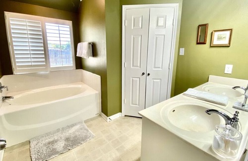 Temple House | 4 Bd | 8 PPL | King Bed | Fast Wi-fi | Pets Allowed | 5 Mins To Medical