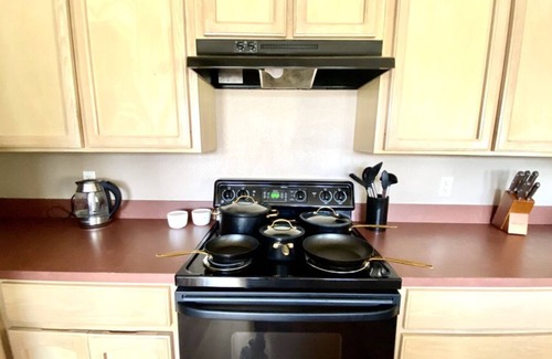Temple House | 4 Bd | 8 PPL | King Bed | Fast Wi-fi | Pets Allowed | 5 Mins To Medical