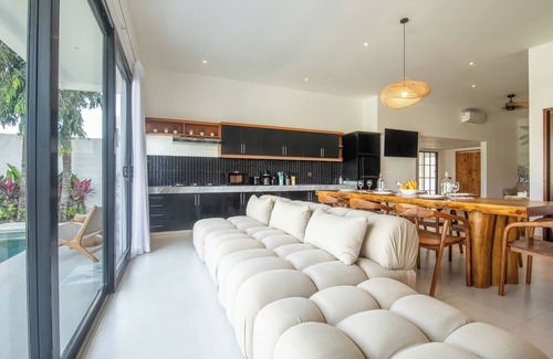 Batubelig Villa | 4 Bd Seminyak Rice Paddies View 4 mins to Beach
