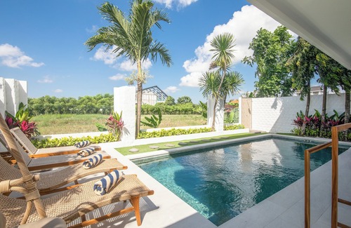 Batubelig Villa | 4 Bd Seminyak Rice Paddies View 4 mins to Beach