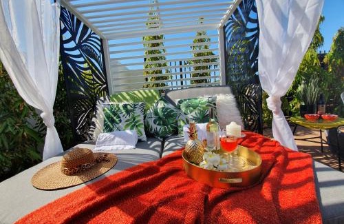The Gardens House | 4 BDR Gardens Escape Inner City Townhouse with Secure Parking and Spa