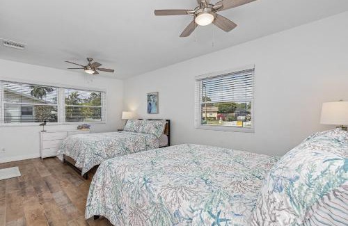 Central Naples House | 4 BDR Pool Tropical Naples Oasis