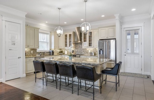 Edgehill House | 4 bdrm+3offices. Walk to the Gulch, Rooftop Deck, Outdoor Grill