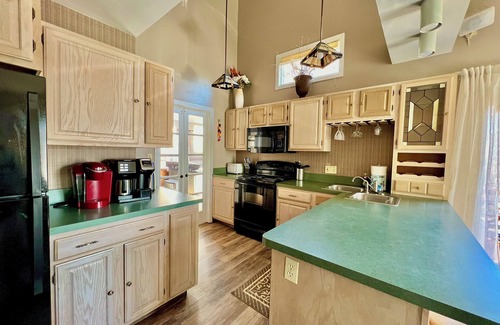 Lake Harmony House | 4-bdrm sleep 12 Lake Harmony.Lake/Beach/Pool/Walk to Slopes, Hot tub, Game Room