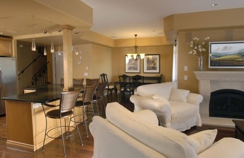 Central Okanagan House | 4 BDRM TH right on the Lake