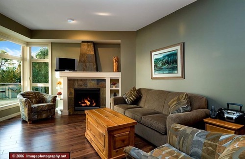 Scotch Creek House | 4-Bdrm Waterfront Townhome