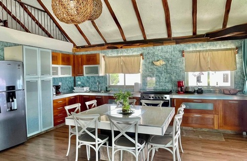 Playa del Secreto Apartment | 4 Bdrs. Amazing BeachFront Penthouse sleeps 9, Pool, Staff, Wi-Fi, Chef at home