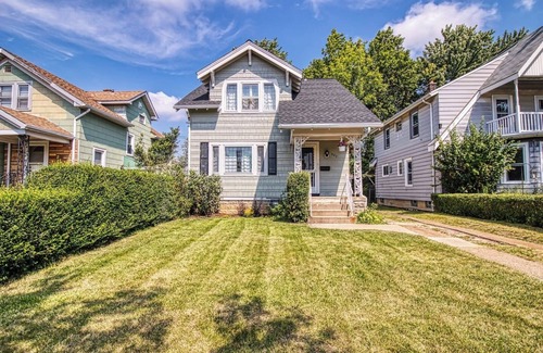 Kenmore House | 4 Bed 1.5 Bath Single Family Home in Kenmore (S)