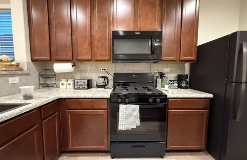 Helotes House | 4 bed 2 bath fully fenced backyard Tesla charger