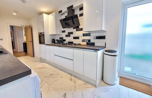 Valentines House | 4 bed 2 bath spacious lovely house in Ilford London