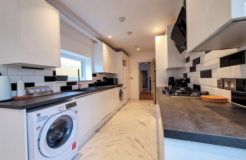 Valentines House | 4 bed 2 bath spacious lovely house in Ilford London