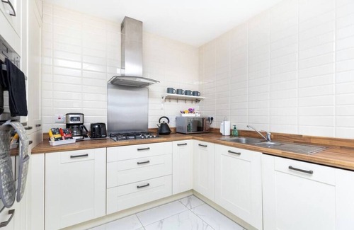 Stanley House | 4 Bed 3.5 Bath - Free Parking | Free WiFi | 2x En-suite Bedrooms | Self Check-in
