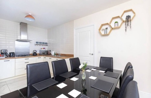 Stanley House | 4 Bed 3.5 Bath - Free Parking | Free WiFi | 2x En-suite Bedrooms | Self Check-in