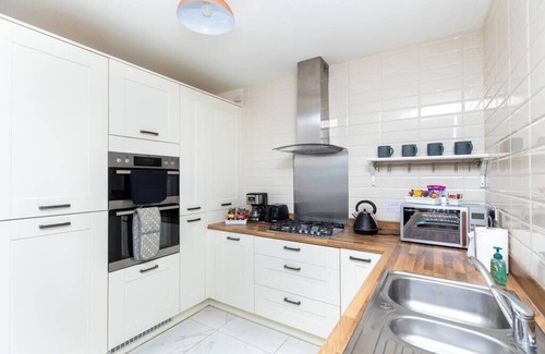Stanley House | 4 Bed 3.5 Bath - Free Parking | Free WiFi | 2x En-suite Bedrooms | Self Check-in
