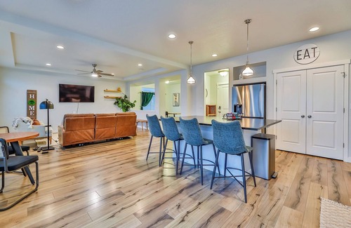 Herriman House | 4 bed/3 bath Home in the HEART of Salt Lake City! Great shopping and food!