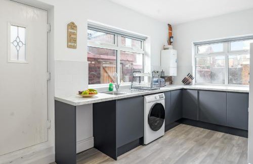 Birkenhead House | 4-Bed Contractor House - Free Parking - Ultra Fast WIFI